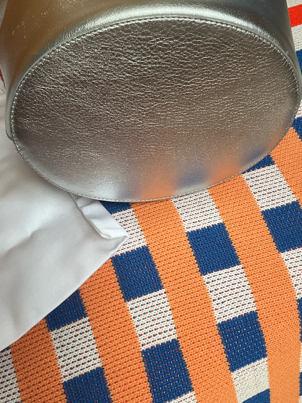 Reduced! NWT. J and M Davidson Silver Leather Small Ray Bag. - Picture 9 of 12